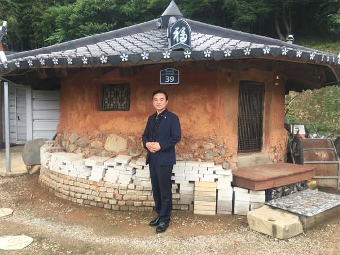 자신이 직접 지은 차방인 삼우당 앞에 선 휴암 선생. 사진=조해훈