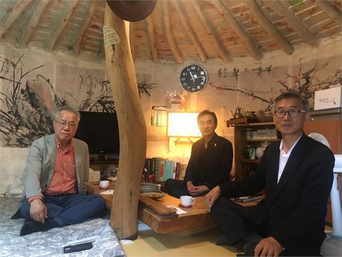 차방인 삼우당 안에서 조갑룡 선생(왼쪽)과 휴암 선생(가운데), 필자가 차를 마시고 있다. 사진= 휴암운창 제공