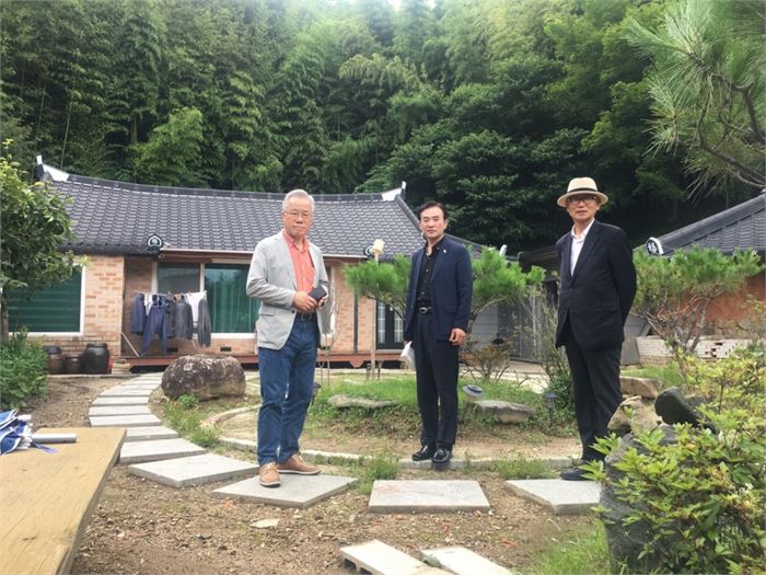 휴암운창에서 포즈를 취한 세 사람. 완쪽부터 조갑룡 선생, 휴암 선생(가운데), 필자. 사진= 휴암운창 제공