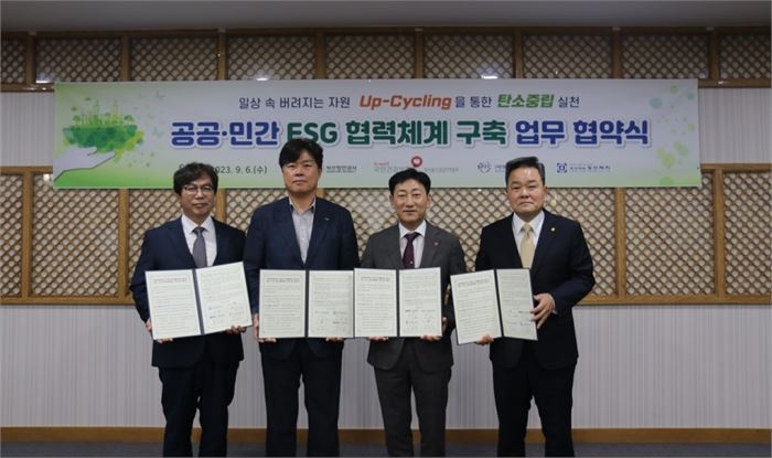 붙임 관련사진 1매(별첨).* 사진설명 : 좌측부터 (사)부산항시설관리센터 오세안 본부장, 부산항만공사 이상권 건설부사장, 국민건강보험공단 부산울산경남지역본부 최덕근 본부장, (주)동신제지 노응범 회장