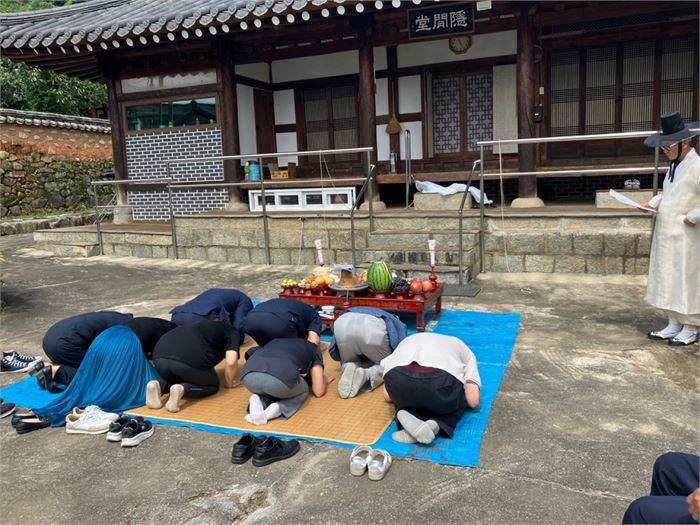 가족들이 재배를 하는 모습. 사진= 이형규 선생님 가족 제공