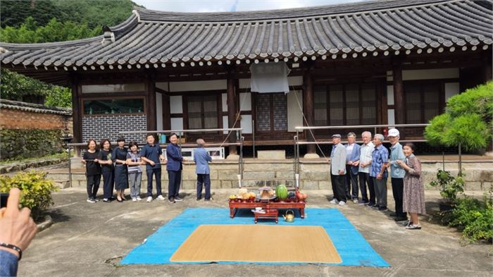 참가자들이 은한당(隱閒堂)을 가린 커튼을 걷어내고 있다. 사진= 이형규 선생님 가족 제공