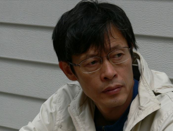 부산에서 태어나 2006년 『현대시학』으로 작품활동을 시작했다. 시집 《우두커니》 《전당포는 항구다》 《도축사수첩》 《가덕도 탕수구미 시거리 상향》 《새로움에 보내는 헌시》 《중랑악부》, 장편동화 『웃음공장』 『돼지 오월이』 『메타세쿼이아 숲으로』 『나무삼촌을 위하여』, 청소년 소설 『아버지의 알통』을 냈다. 김달진창원문학상, 천강문학상, 수주문학상, 애지작품상, 오장환문학상, 구지가문학상, 한국안데르센상을 받았다.